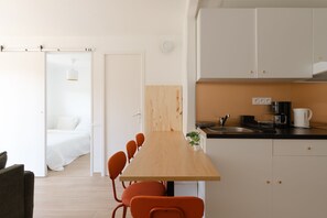 Een koelkast, een microgolfoven, een oven