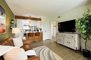 Smart TV, books - New Unit 301, Toluca 98 (Dallas)