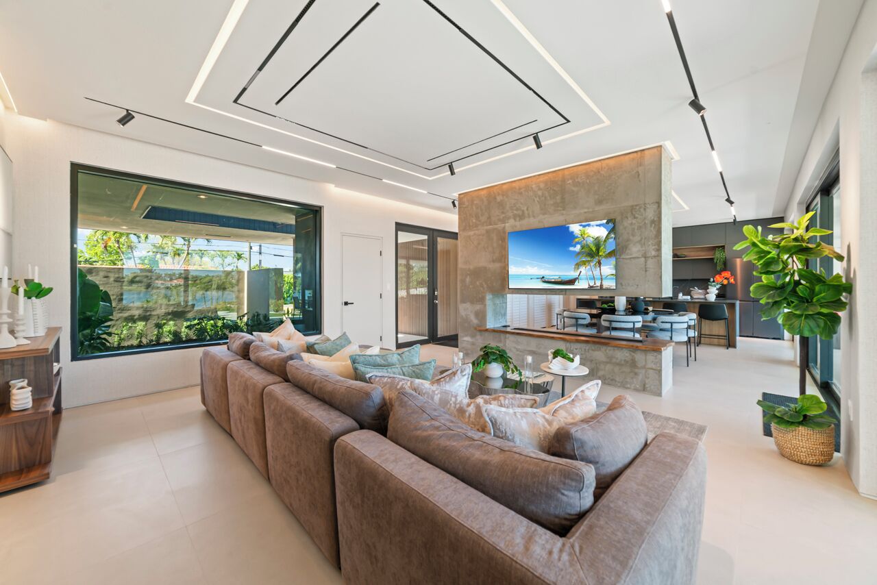 TV connectée, cheminée, table de tennis de table