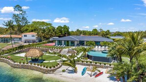 Ein Resort mit Pool, Strand und mehreren Gebäuden.