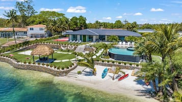 Un complexe hôtelier doté d’une piscine, d’une plage et de plusieurs bâtiments.