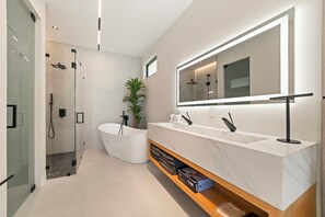 Shower, hair dryer, towels, soap - Wonderlake Resort Escape – 7BR Luxury Stay & Fun (Miami)