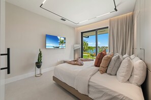 7 bedrooms, iron/ironing board, travel cot, WiFi - Wonderlake Resort Escape – 7BR Luxury Stay & Fun (Miami)
