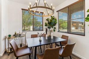 Dining - Modern & Spacious 4 BR Fully Equipped Home! (Phoenix)