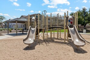 Children's area - Modern & Spacious 4 BR Fully Equipped Home! (Phoenix)