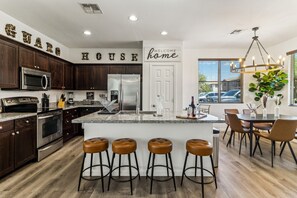 Refrigerador, microondas, horno, placa de cocina