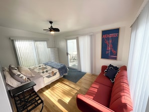 2 bedrooms, iron/ironing board, WiFi, bed sheets - Cottage in Lexington with Lake view just 100 steps from the beach!! (Lexington)