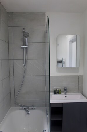 Hårføner, håndklær, såpe og sjampo