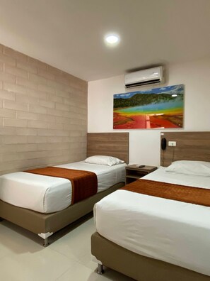 Superior Triple Room | Hypo-allergenic bedding, free WiFi, bed sheets - SIETE (Medellín)