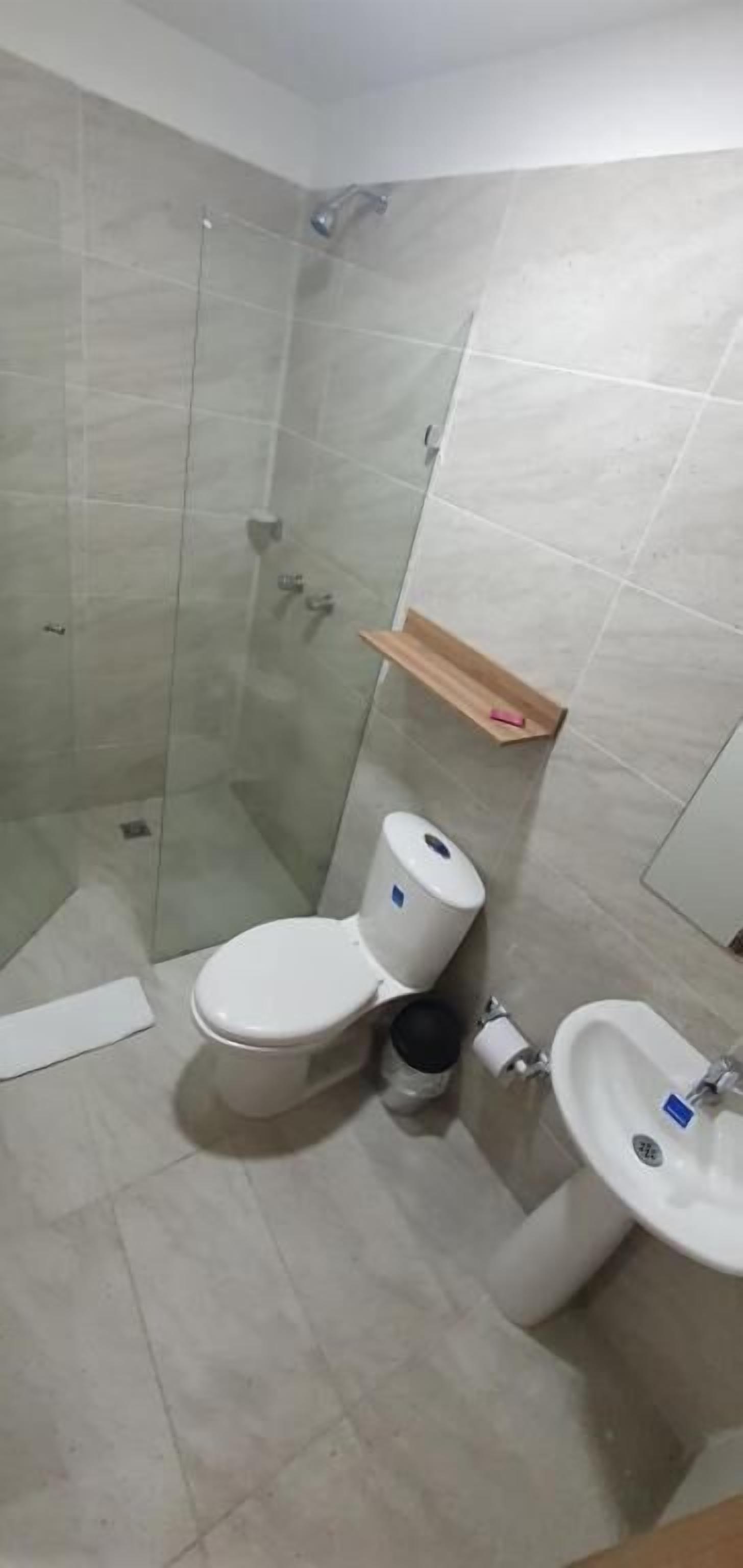 Un bagno con un water, un bidet e un lavandino.