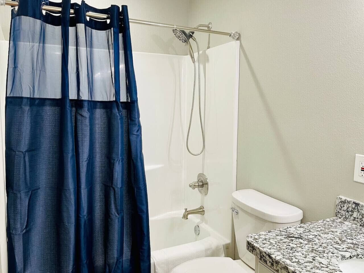 Un baño con ducha, inodoro y lavabo.