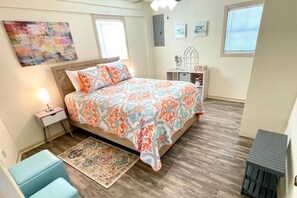 2 bedrooms, iron/ironing board, WiFi, bed sheets - Cheerful Watercolors in 2BR Cottage (Port Neches)