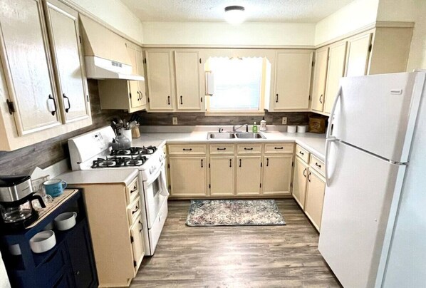 Kjøleskap, mikrobølgeovn, ovn og kokeplater