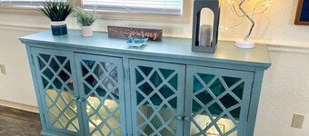 Cheerful Watercolors in 2BR Cottage