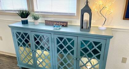 Cheerful Watercolors in 2BR Cottage