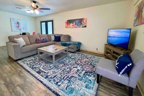 TV, offices - Cheerful Watercolors in 2BR Cottage (Port Neches)