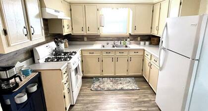 Cheerful Watercolors in 2BR Cottage
