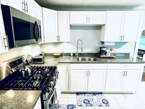 Kjøleskap, mikrobølgeovn, ovn og kokeplater