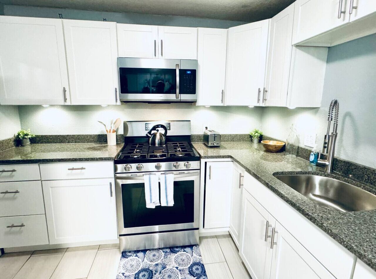 Jääkaappi, mikroaaltouuni, uuni, liesi