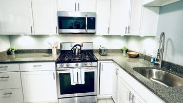 Jääkaappi, mikroaaltouuni, uuni, liesi