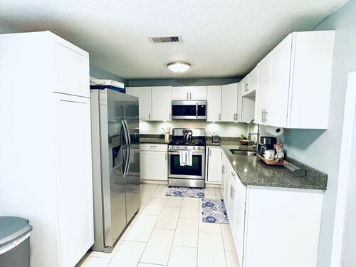 Relax & Unwind in 2BR 1BA Home in Quiet Neighborhood