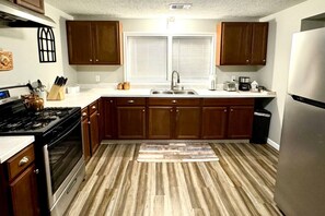 Jääkaappi, mikroaaltouuni, uuni, liesi