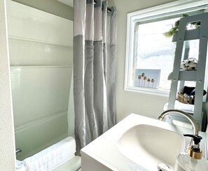 Douche, séchoir à cheveux, serviettes fournies, savon