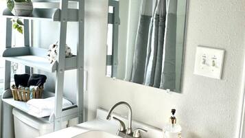 Regadera, secadora de cabello, toallas, jabón