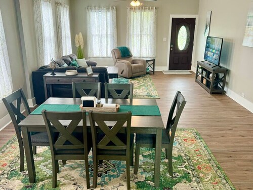 Bright & Airy 2BR 1BA Home Near The Riverfront