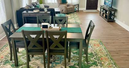 Bright & Airy 2BR 1BA Home Near The Riverfront
