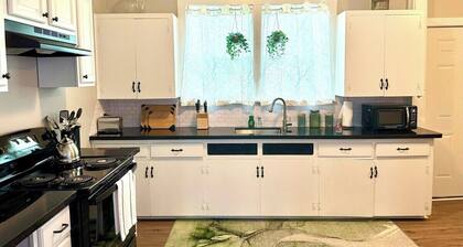 Bright & Airy 2BR 1BA Home Near The Riverfront