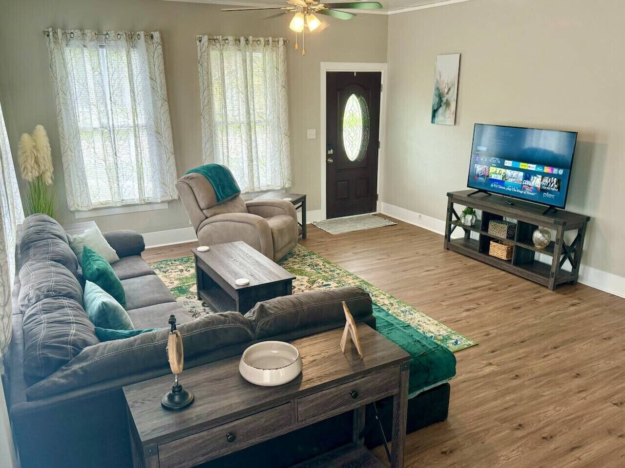 Televisión y oficina 