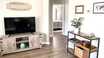 2 bedrooms, desk, iron/ironing board, WiFi