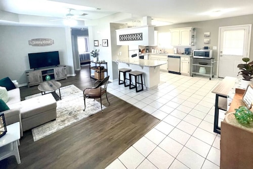 Peaceful Haven 2BR 1BA in Quiet Neighborhood