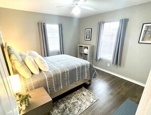 2 室のベッドルーム、アイロン / アイロン台、WiFi、ベッドシーツ