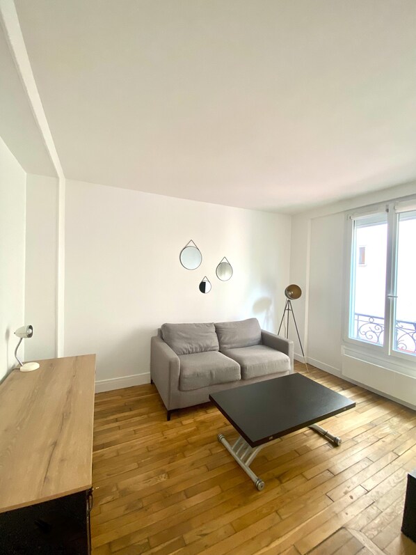 Living area - 1 Bedroom Apartment in Paris (Paris)