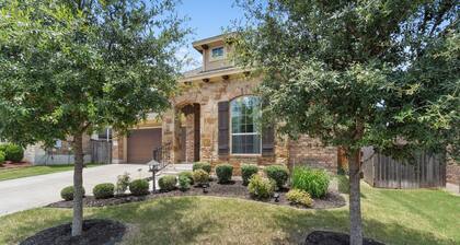 Perfect house for vacation or work w/Patio, Yard & Parking! 5 min from Kalahari!
