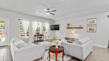 智能电视、乒乓球、书