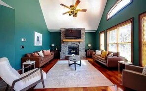 Smart TV, fireplace - Luxury Blue Ridge Retreat Pool & Sauna – Close to Orchards (Blue Ridge)