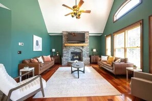 TV connectée, cheminée, baby-foot, livres