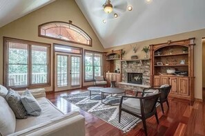 TV connectée, cheminée, baby-foot, livres