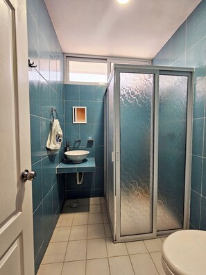 Douche, sĂšche-cheveux, serviettes fournies, shampoing