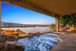 Una piscina al aire libre