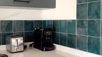 Frigorífic, microones, placa de cuina i cafetera i tetera