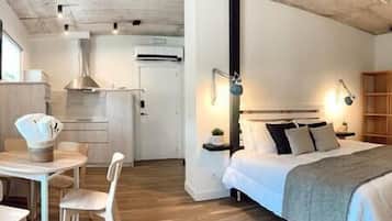 1 dormitori, planxa i posts de planxar, wifi i roba de llit