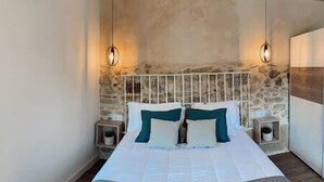 1 dormitorio, tabla de planchar con plancha, wifi y ropa de cama