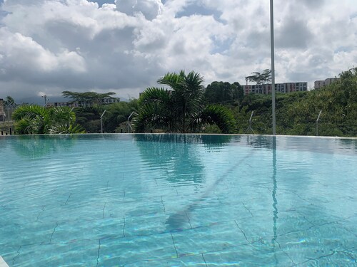 Lujoso apto con espectaculares vistas en Pereira con parqueadero y piscina