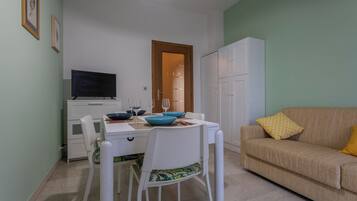 Leilighet | Oppholdsområde | En 35-tommers TV med digitale kanaler