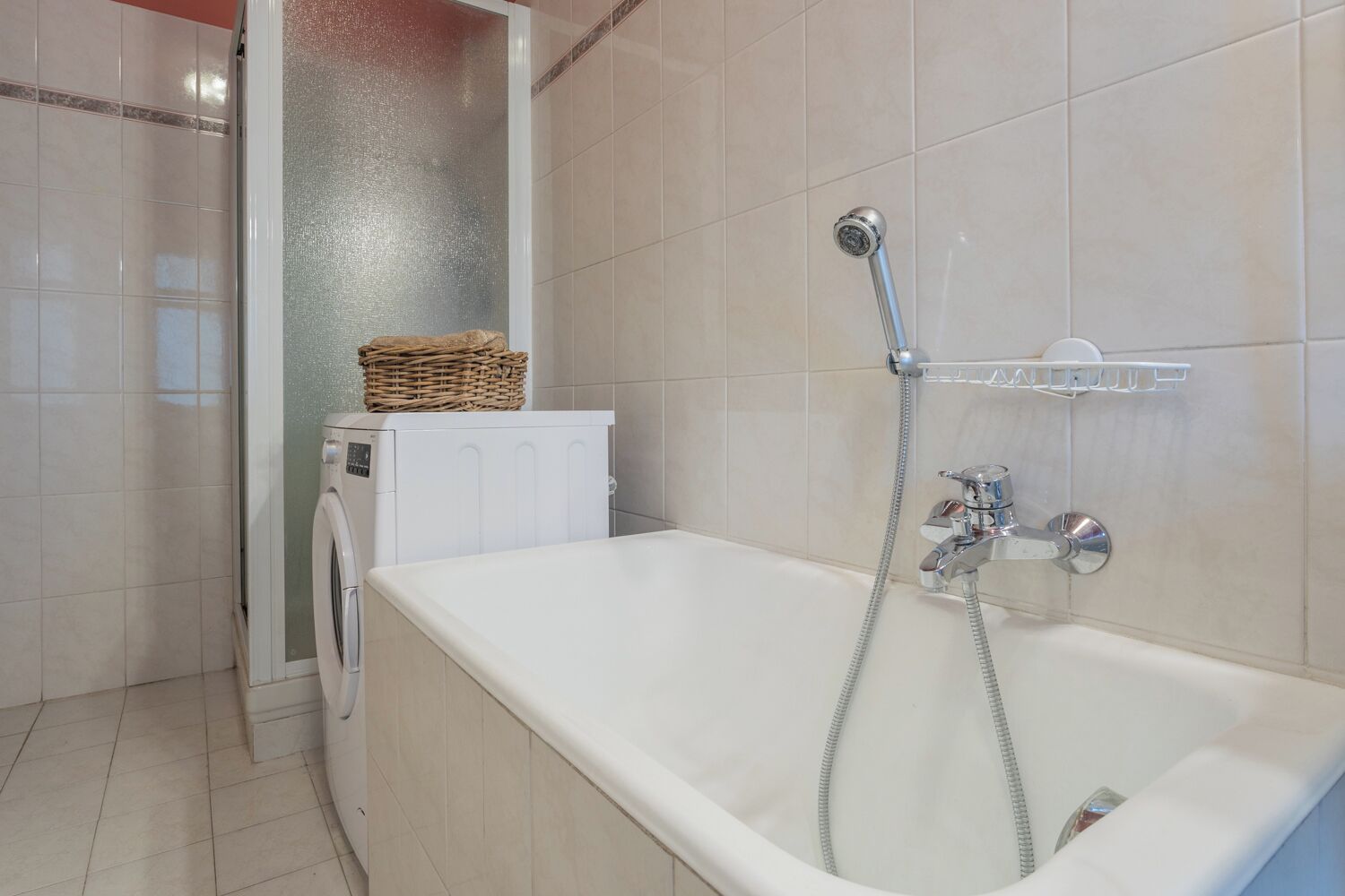 Apartamento | Baño | Ducha, cabezal de ducha tipo lluvia, secador de pelo y toallas