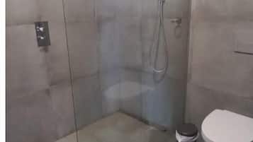 Haartrockner, Handtücher, Toilettenpapier